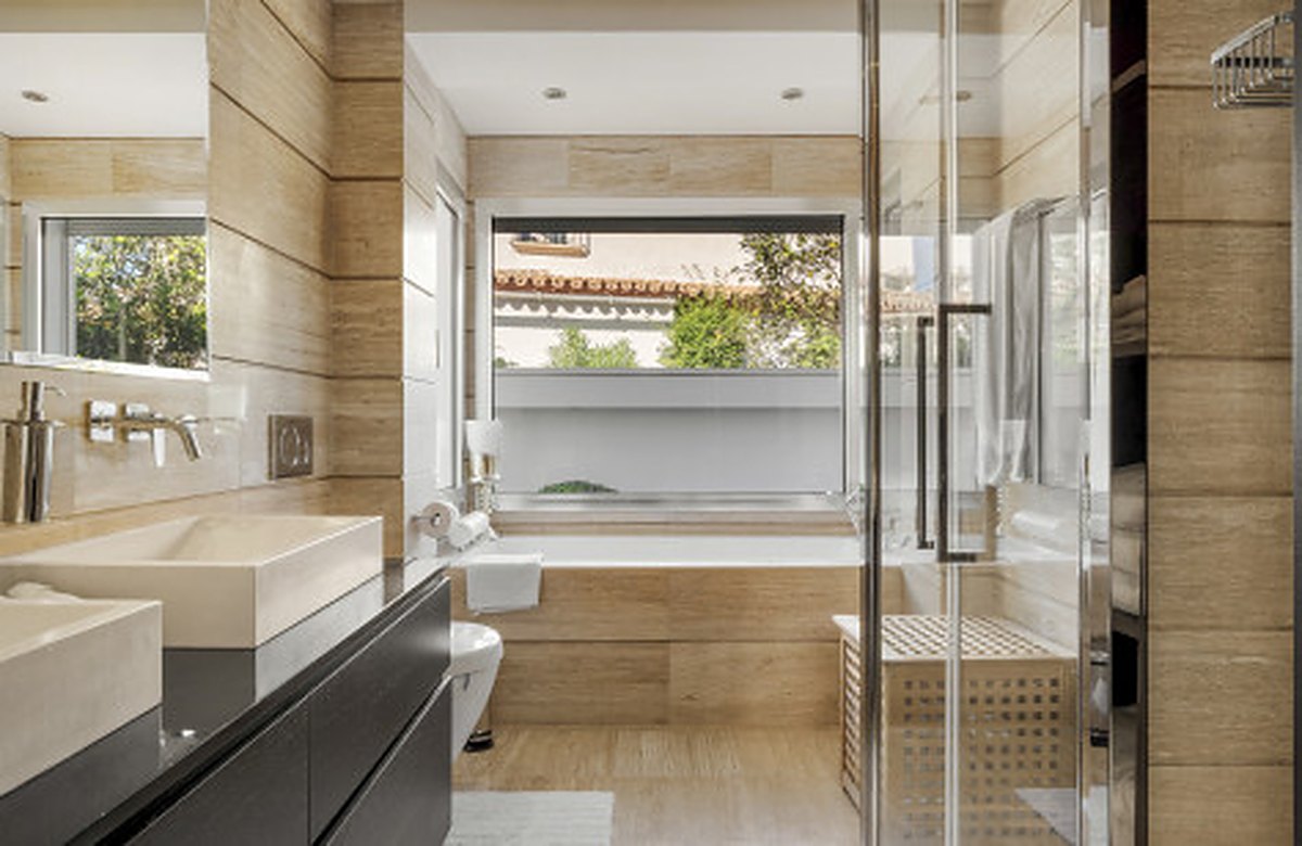 FOR SALE 🏡 Contemporary Villa with Gym, Sauna and Cinema, Walking Distance to Puerto Banús – Nueva Andalucía, Marbella 🇪🇸