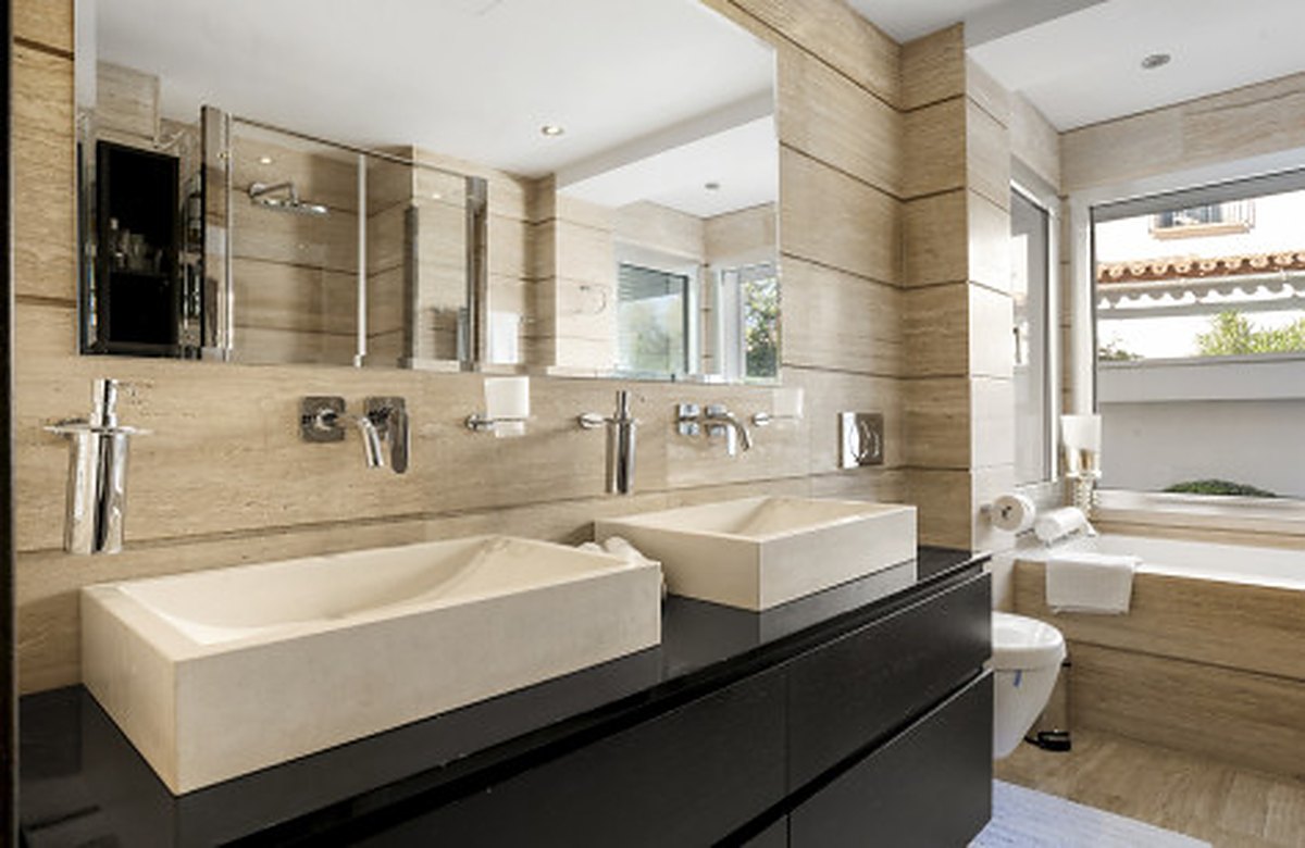 FOR SALE 🏡 Contemporary Villa with Gym, Sauna and Cinema, Walking Distance to Puerto Banús – Nueva Andalucía, Marbella 🇪🇸