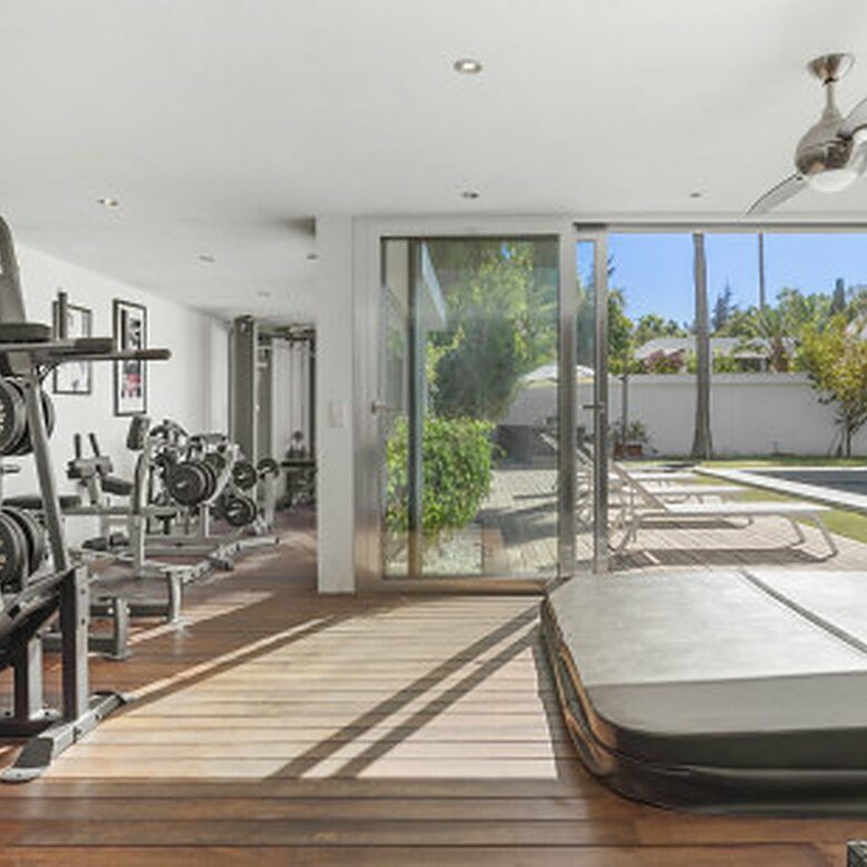 FOR SALE 🏡 Contemporary Villa with Gym, Sauna and Cinema, Walking Distance to Puerto Banús – Nueva Andalucía, Marbella 🇪🇸