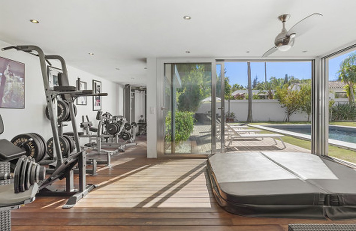 FOR SALE 🏡 Contemporary Villa with Gym, Sauna and Cinema, Walking Distance to Puerto Banús – Nueva Andalucía, Marbella 🇪🇸