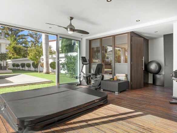 FOR SALE 🏡 Contemporary Villa with Gym, Sauna and Cinema, Walking Distance to Puerto Banús – Nueva Andalucía, Marbella 🇪🇸