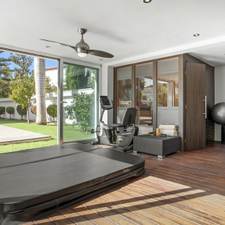 FOR SALE 🏡 Contemporary Villa with Gym, Sauna and Cinema, Walking Distance to Puerto Banús – Nueva Andalucía, Marbella 🇪🇸