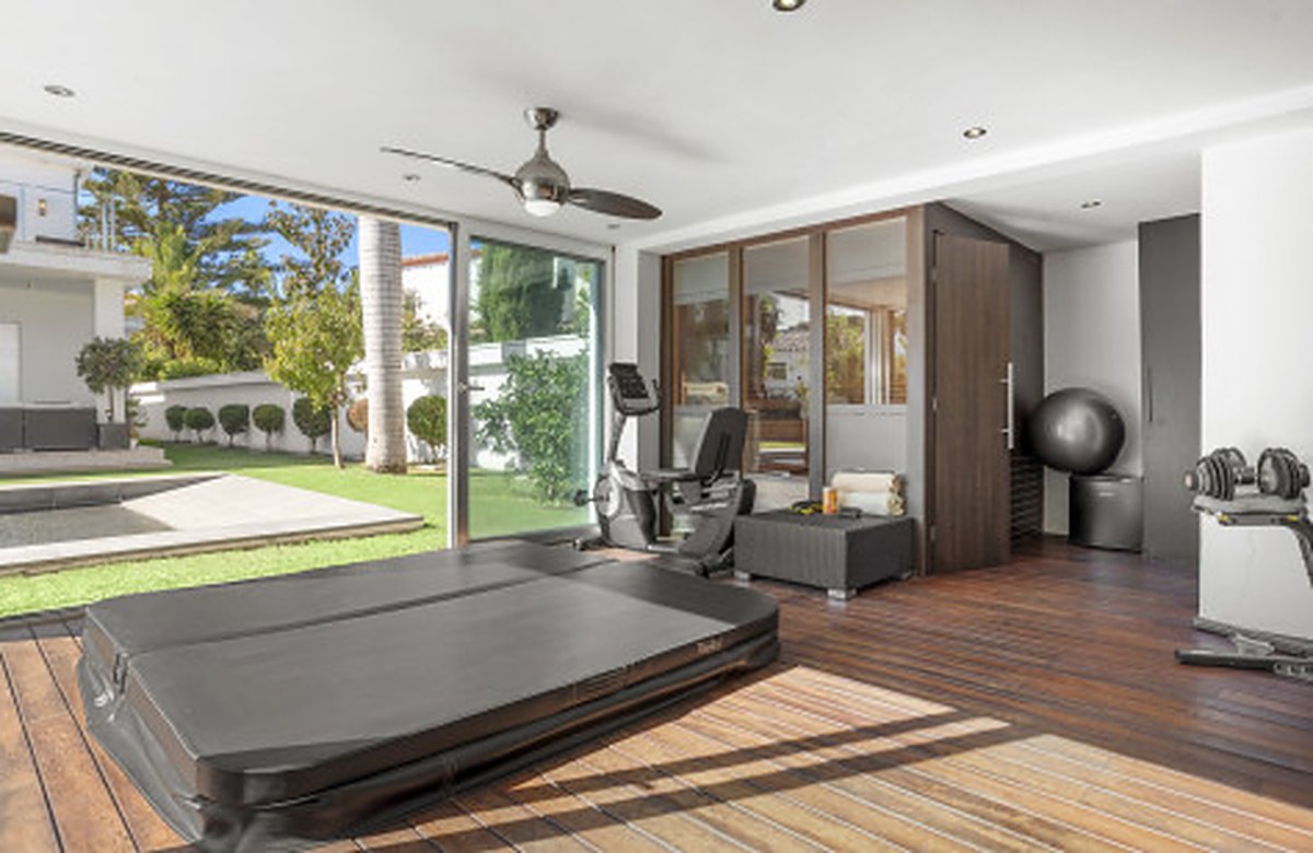 FOR SALE 🏡 Contemporary Villa with Gym, Sauna and Cinema, Walking Distance to Puerto Banús – Nueva Andalucía, Marbella 🇪🇸