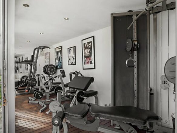 FOR SALE 🏡 Contemporary Villa with Gym, Sauna and Cinema, Walking Distance to Puerto Banús – Nueva Andalucía, Marbella 🇪🇸