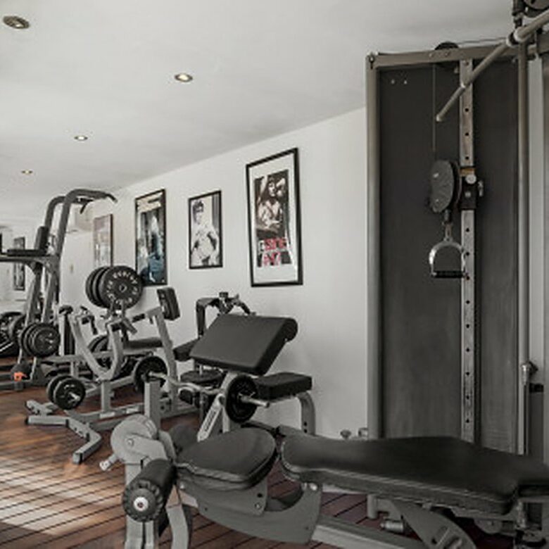 FOR SALE 🏡 Contemporary Villa with Gym, Sauna and Cinema, Walking Distance to Puerto Banús – Nueva Andalucía, Marbella 🇪🇸