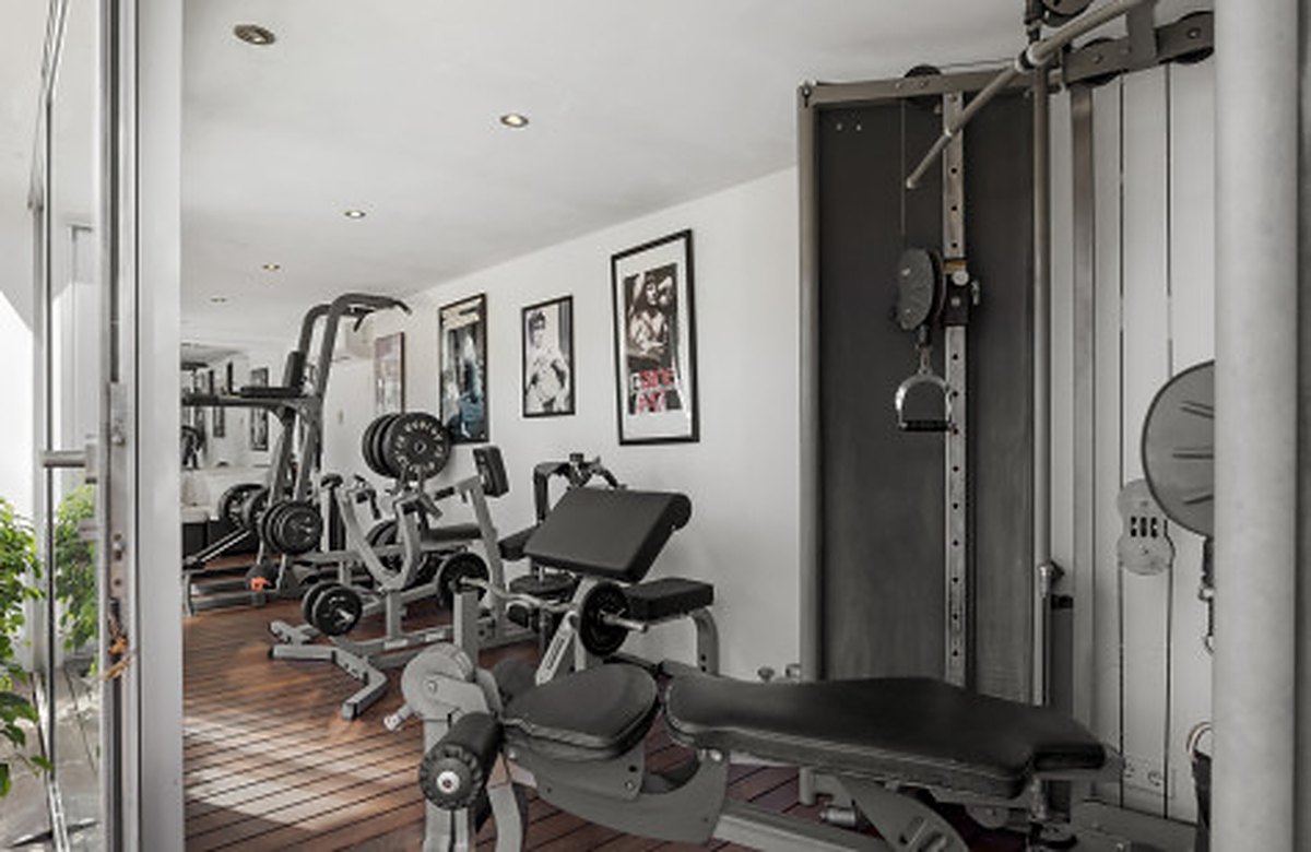 FOR SALE 🏡 Contemporary Villa with Gym, Sauna and Cinema, Walking Distance to Puerto Banús – Nueva Andalucía, Marbella 🇪🇸