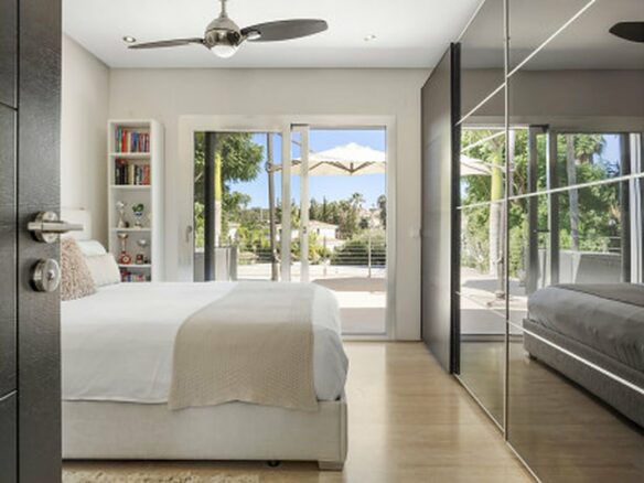 FOR SALE 🏡 Contemporary Villa with Gym, Sauna and Cinema, Walking Distance to Puerto Banús – Nueva Andalucía, Marbella 🇪🇸