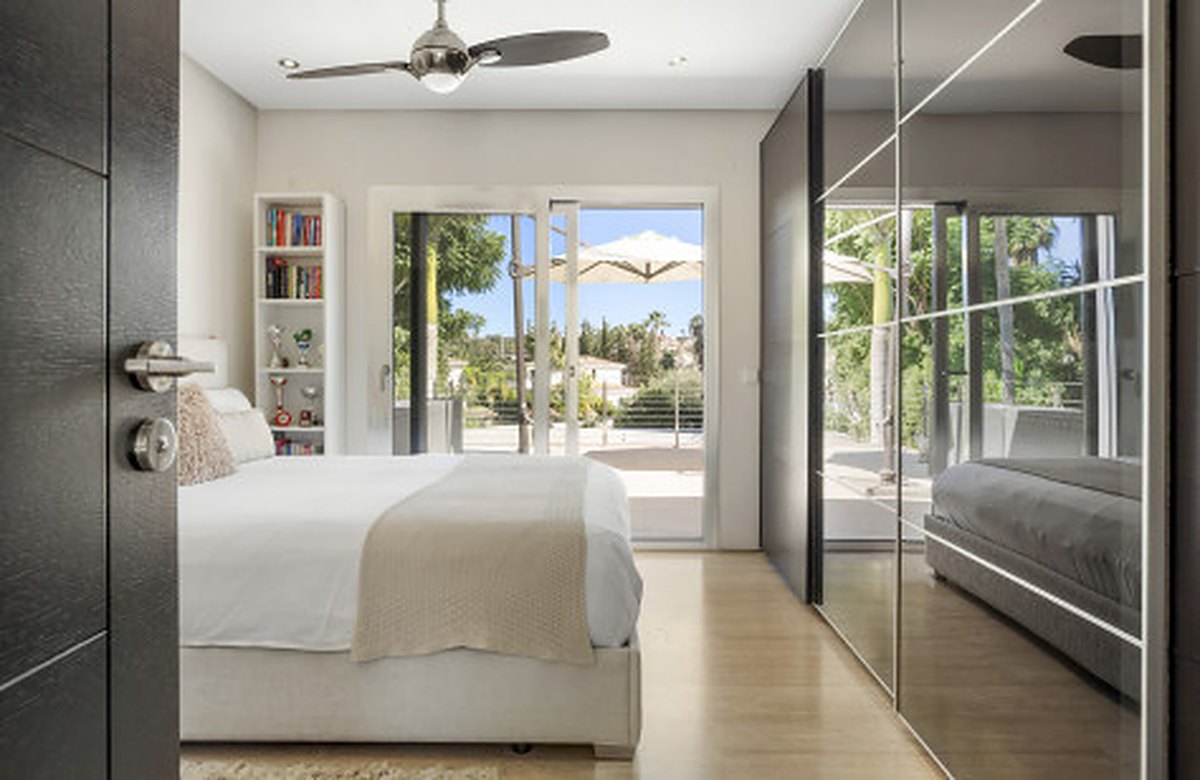 FOR SALE 🏡 Contemporary Villa with Gym, Sauna and Cinema, Walking Distance to Puerto Banús – Nueva Andalucía, Marbella 🇪🇸