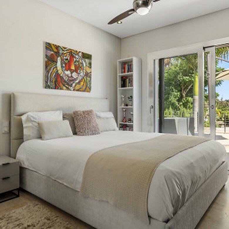 FOR SALE 🏡 Contemporary Villa with Gym, Sauna and Cinema, Walking Distance to Puerto Banús – Nueva Andalucía, Marbella 🇪🇸