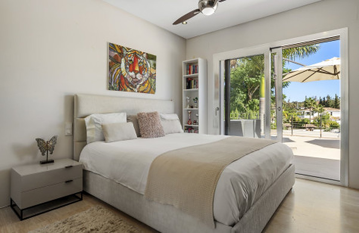 FOR SALE 🏡 Contemporary Villa with Gym, Sauna and Cinema, Walking Distance to Puerto Banús – Nueva Andalucía, Marbella 🇪🇸