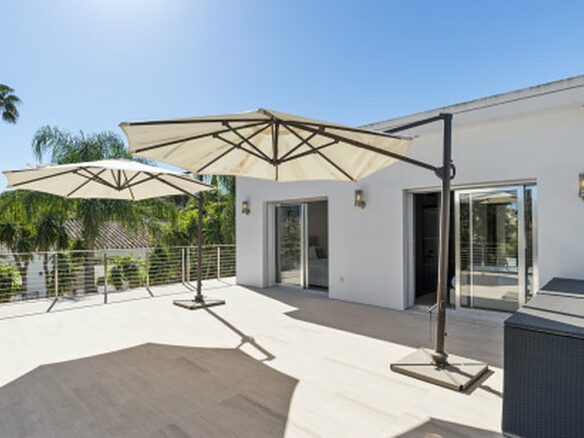 FOR SALE 🏡 Contemporary Villa with Gym, Sauna and Cinema, Walking Distance to Puerto Banús – Nueva Andalucía, Marbella 🇪🇸