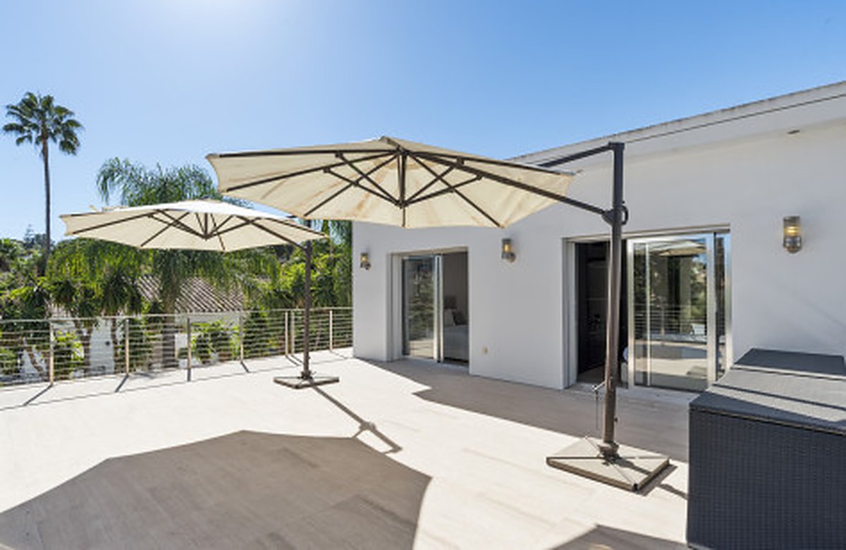 FOR SALE 🏡 Contemporary Villa with Gym, Sauna and Cinema, Walking Distance to Puerto Banús – Nueva Andalucía, Marbella 🇪🇸