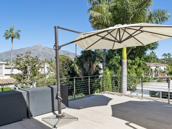 FOR SALE 🏡 Contemporary Villa with Gym, Sauna and Cinema, Walking Distance to Puerto Banús – Nueva Andalucía, Marbella 🇪🇸
