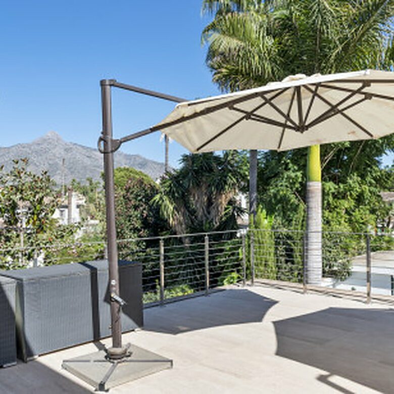 FOR SALE 🏡 Contemporary Villa with Gym, Sauna and Cinema, Walking Distance to Puerto Banús – Nueva Andalucía, Marbella 🇪🇸