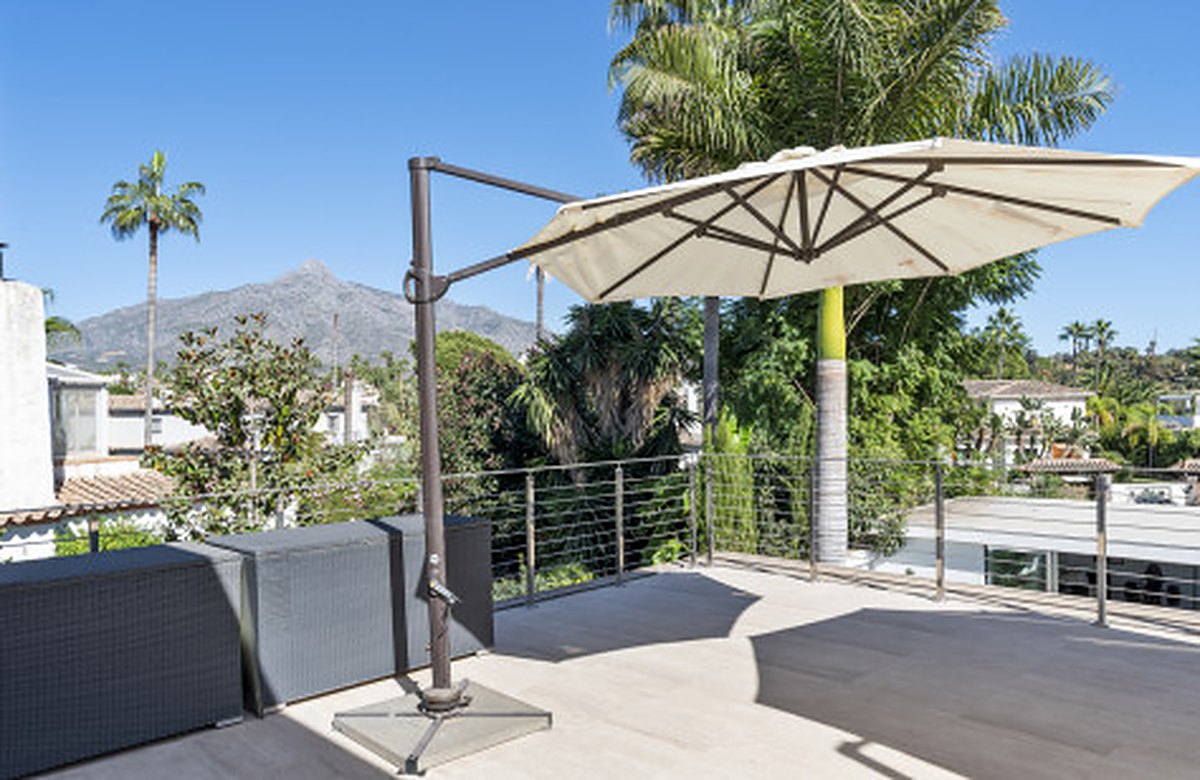 FOR SALE 🏡 Contemporary Villa with Gym, Sauna and Cinema, Walking Distance to Puerto Banús – Nueva Andalucía, Marbella 🇪🇸