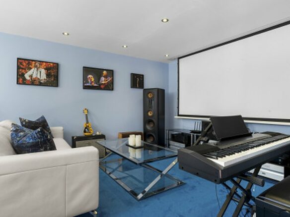 FOR SALE 🏡 Contemporary Villa with Gym, Sauna and Cinema, Walking Distance to Puerto Banús – Nueva Andalucía, Marbella 🇪🇸