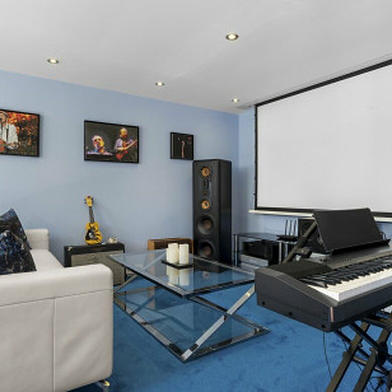 FOR SALE 🏡 Contemporary Villa with Gym, Sauna and Cinema, Walking Distance to Puerto Banús – Nueva Andalucía, Marbella 🇪🇸
