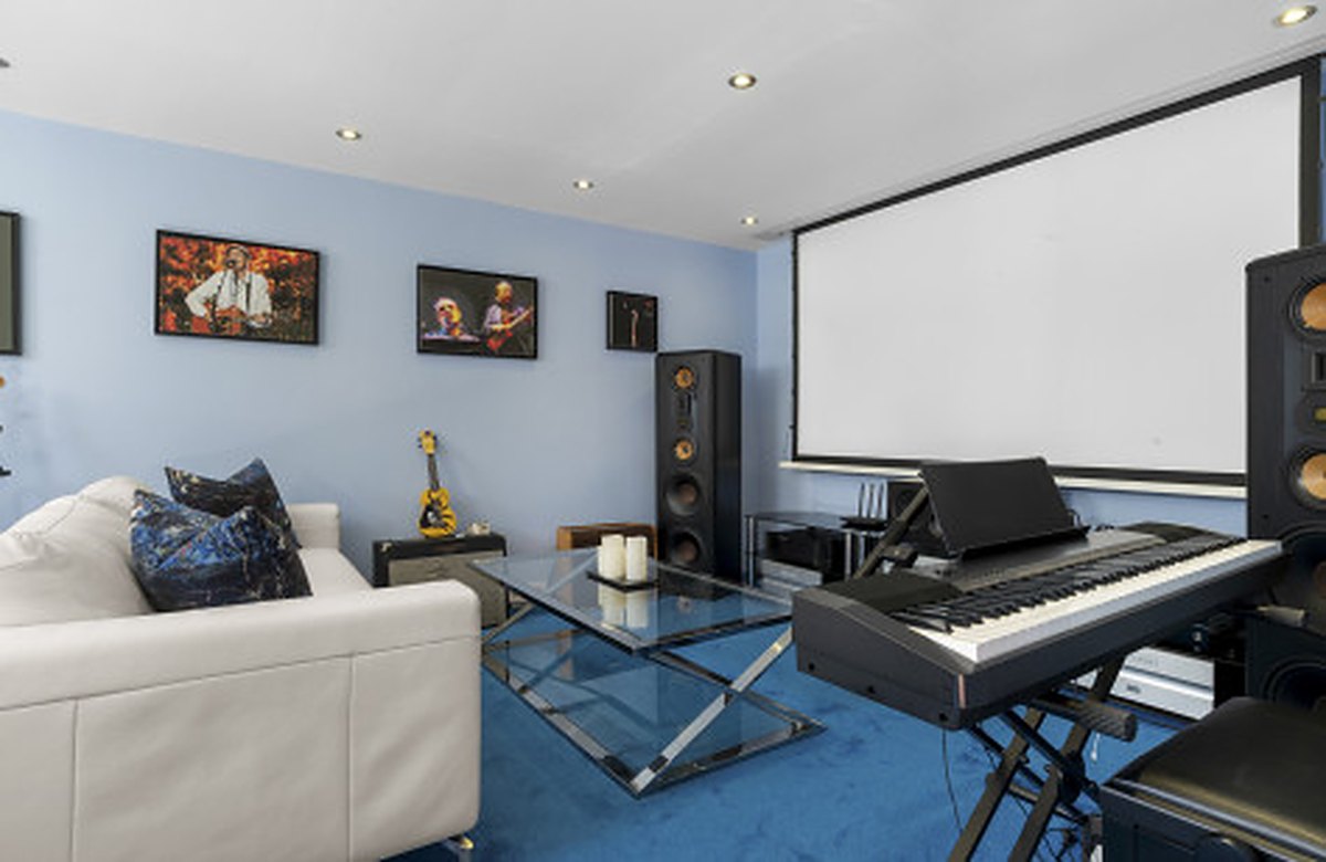 FOR SALE 🏡 Contemporary Villa with Gym, Sauna and Cinema, Walking Distance to Puerto Banús – Nueva Andalucía, Marbella 🇪🇸