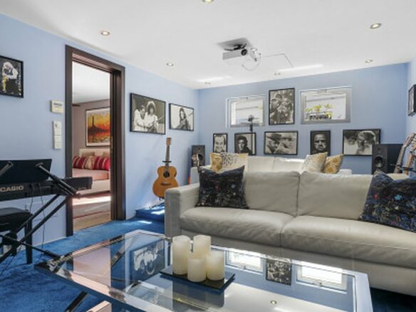 FOR SALE 🏡 Contemporary Villa with Gym, Sauna and Cinema, Walking Distance to Puerto Banús – Nueva Andalucía, Marbella 🇪🇸