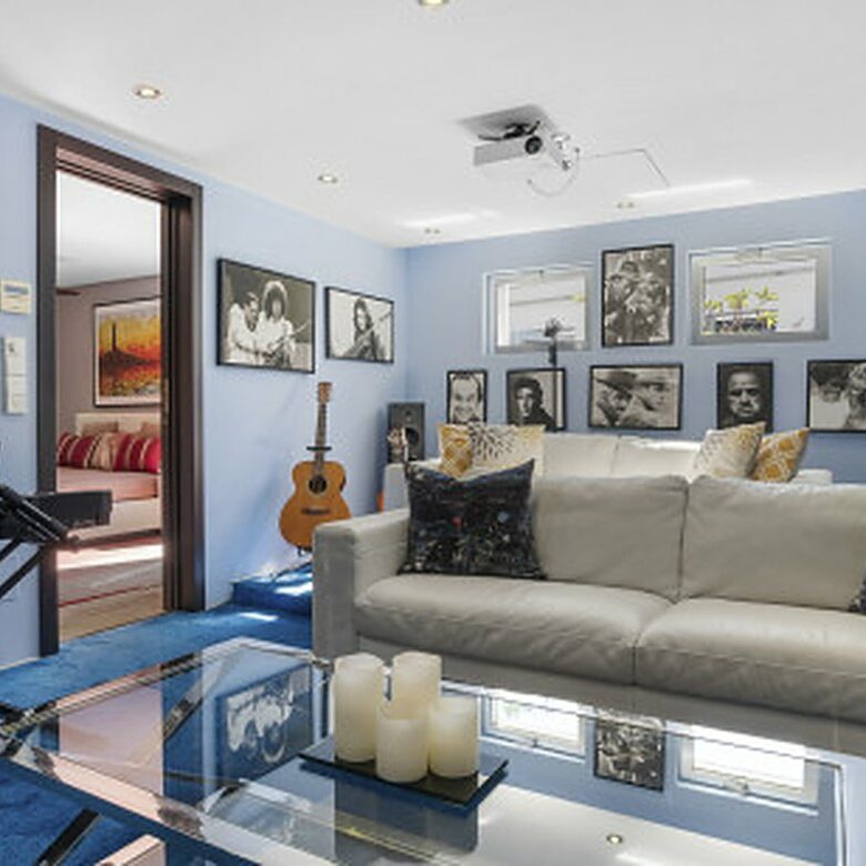 FOR SALE 🏡 Contemporary Villa with Gym, Sauna and Cinema, Walking Distance to Puerto Banús – Nueva Andalucía, Marbella 🇪🇸
