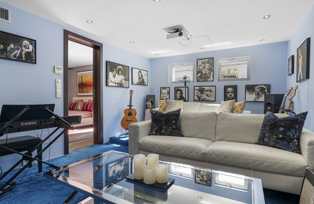 FOR SALE 🏡 Contemporary Villa with Gym, Sauna and Cinema, Walking Distance to Puerto Banús – Nueva Andalucía, Marbella 🇪🇸
