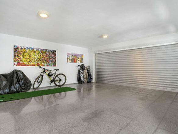 FOR SALE 🏡 Contemporary Villa with Gym, Sauna and Cinema, Walking Distance to Puerto Banús – Nueva Andalucía, Marbella 🇪🇸