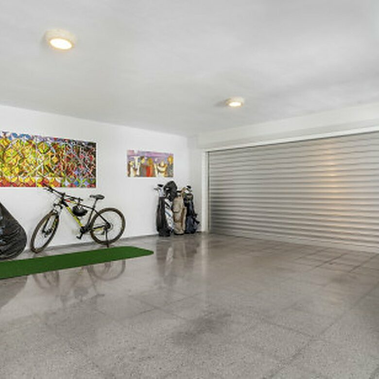 FOR SALE 🏡 Contemporary Villa with Gym, Sauna and Cinema, Walking Distance to Puerto Banús – Nueva Andalucía, Marbella 🇪🇸