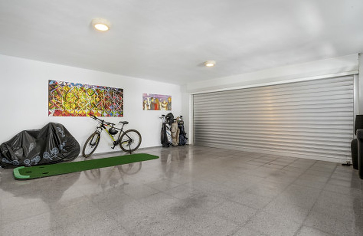 FOR SALE 🏡 Contemporary Villa with Gym, Sauna and Cinema, Walking Distance to Puerto Banús – Nueva Andalucía, Marbella 🇪🇸