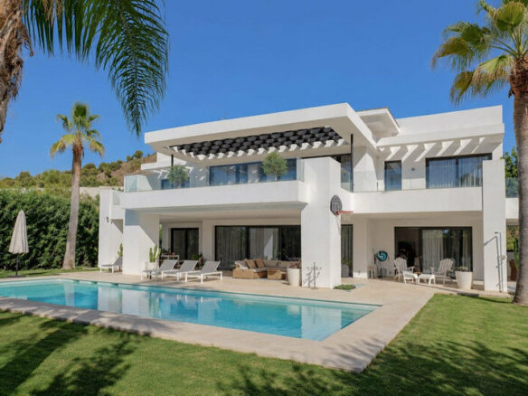 FOR SALE 🏡 Brand-New Six-Bedroom Contemporary Villa with Heated Pool in a Gated Community – Nueva Andalucía, Marbella 🇪🇸