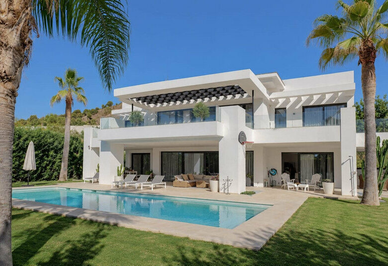 FOR SALE 🏡 Brand-New Six-Bedroom Contemporary Villa with Heated Pool in a Gated Community – Nueva Andalucía, Marbella 🇪🇸