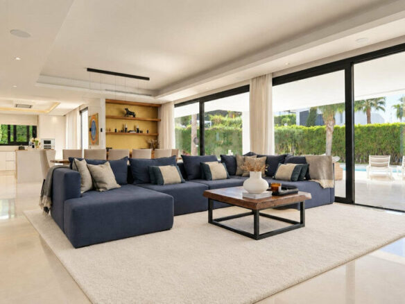 FOR SALE 🏡 Brand-New Six-Bedroom Contemporary Villa with Heated Pool in a Gated Community – Nueva Andalucía, Marbella 🇪🇸