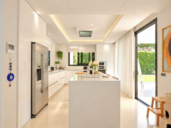 FOR SALE 🏡 Brand-New Six-Bedroom Contemporary Villa with Heated Pool in a Gated Community – Nueva Andalucía, Marbella 🇪🇸