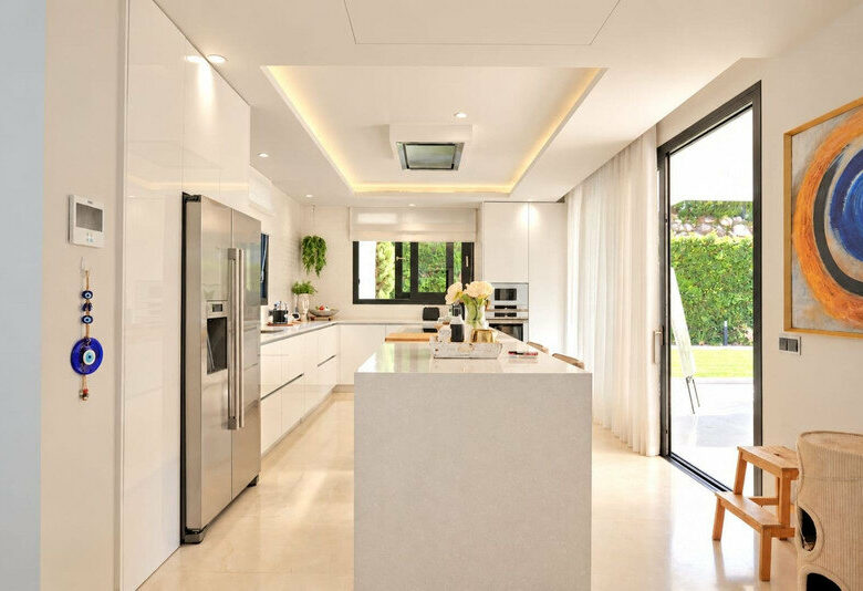 FOR SALE 🏡 Brand-New Six-Bedroom Contemporary Villa with Heated Pool in a Gated Community – Nueva Andalucía, Marbella 🇪🇸