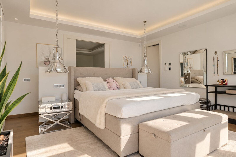 FOR SALE 🏡 Brand-New Six-Bedroom Contemporary Villa with Heated Pool in a Gated Community – Nueva Andalucía, Marbella 🇪🇸
