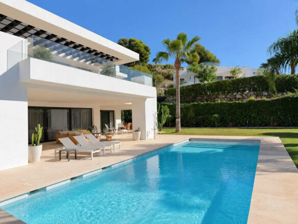 FOR SALE 🏡 Brand-New Six-Bedroom Contemporary Villa with Heated Pool in a Gated Community – Nueva Andalucía, Marbella 🇪🇸