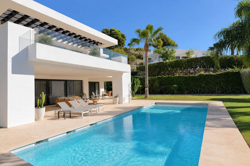 FOR SALE 🏡 Brand-New Six-Bedroom Contemporary Villa with Heated Pool in a Gated Community – Nueva Andalucía, Marbella 🇪🇸