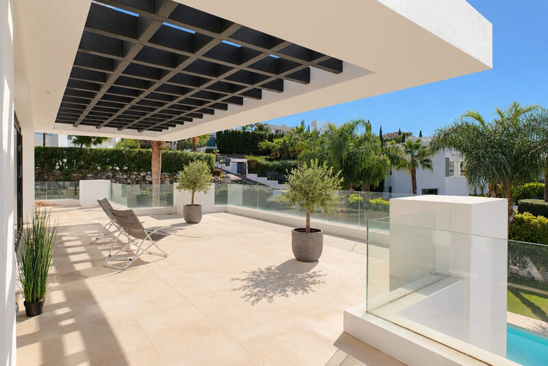 FOR SALE 🏡 Brand-New Six-Bedroom Contemporary Villa with Heated Pool in a Gated Community – Nueva Andalucía, Marbella 🇪🇸