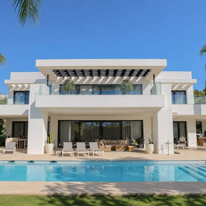 FOR SALE 🏡 Brand-New Six-Bedroom Contemporary Villa with Heated Pool in a Gated Community – Nueva Andalucía, Marbella 🇪🇸