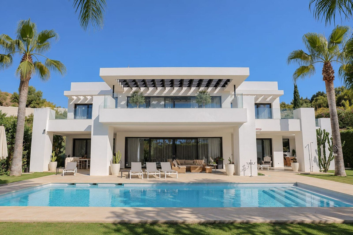 FOR SALE 🏡 Brand-New Six-Bedroom Contemporary Villa with Heated Pool in a Gated Community – Nueva Andalucía, Marbella 🇪🇸