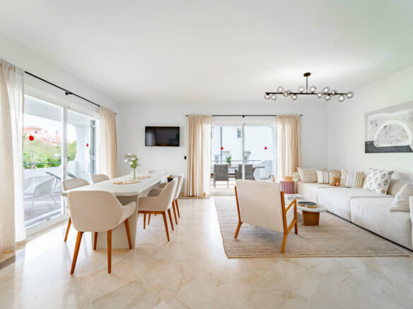 FOR SALE 🏡 Three-Bedroom Corner Apartment with Tourist Licence, Five Minutes from the Beach – New Golden Mile, Estepona 🇪🇸