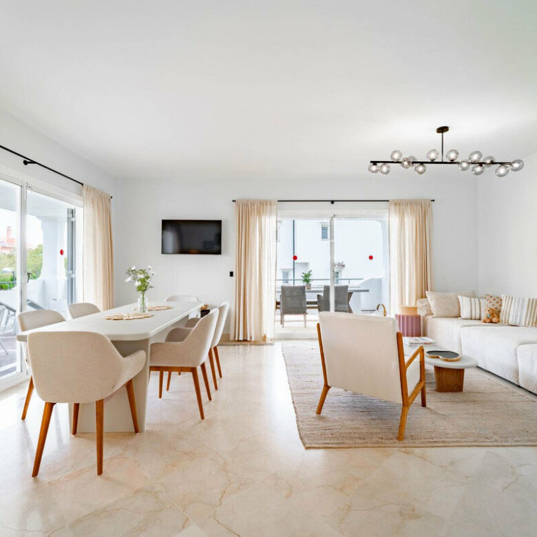 FOR SALE 🏡 Three-Bedroom Corner Apartment with Tourist Licence, Five Minutes from the Beach – New Golden Mile, Estepona 🇪🇸