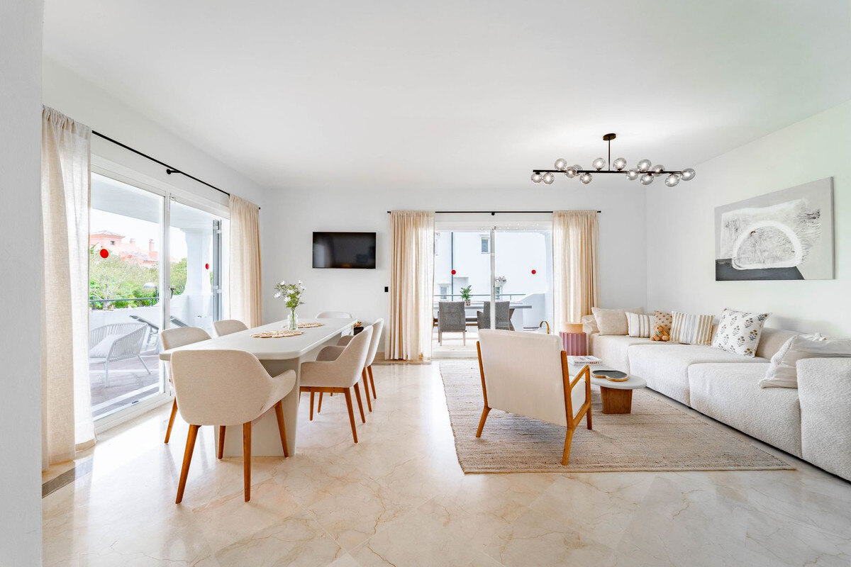 FOR SALE 🏡 Three-Bedroom Corner Apartment with Tourist Licence, Five Minutes from the Beach – New Golden Mile, Estepona 🇪🇸