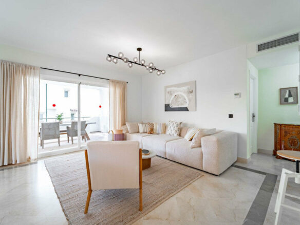 FOR SALE 🏡 Three-Bedroom Corner Apartment with Tourist Licence, Five Minutes from the Beach – New Golden Mile, Estepona 🇪🇸