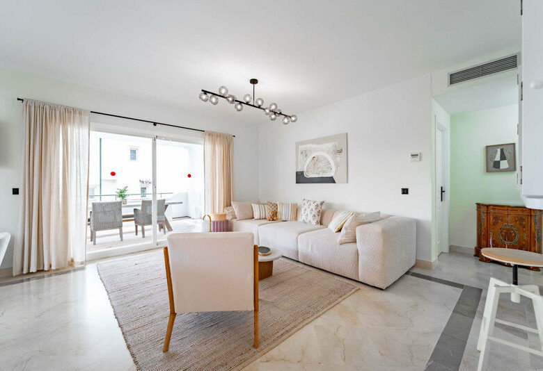 FOR SALE 🏡 Three-Bedroom Corner Apartment with Tourist Licence, Five Minutes from the Beach – New Golden Mile, Estepona 🇪🇸