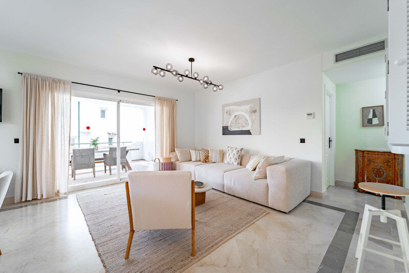 FOR SALE 🏡 Three-Bedroom Corner Apartment with Tourist Licence, Five Minutes from the Beach – New Golden Mile, Estepona 🇪🇸
