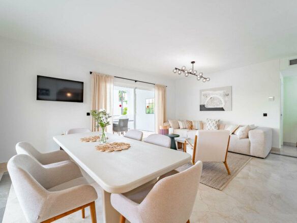FOR SALE 🏡 Three-Bedroom Corner Apartment with Tourist Licence, Five Minutes from the Beach – New Golden Mile, Estepona 🇪🇸