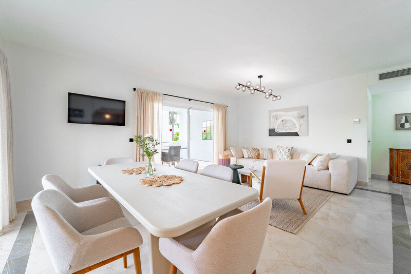 FOR SALE 🏡 Three-Bedroom Corner Apartment with Tourist Licence, Five Minutes from the Beach – New Golden Mile, Estepona 🇪🇸