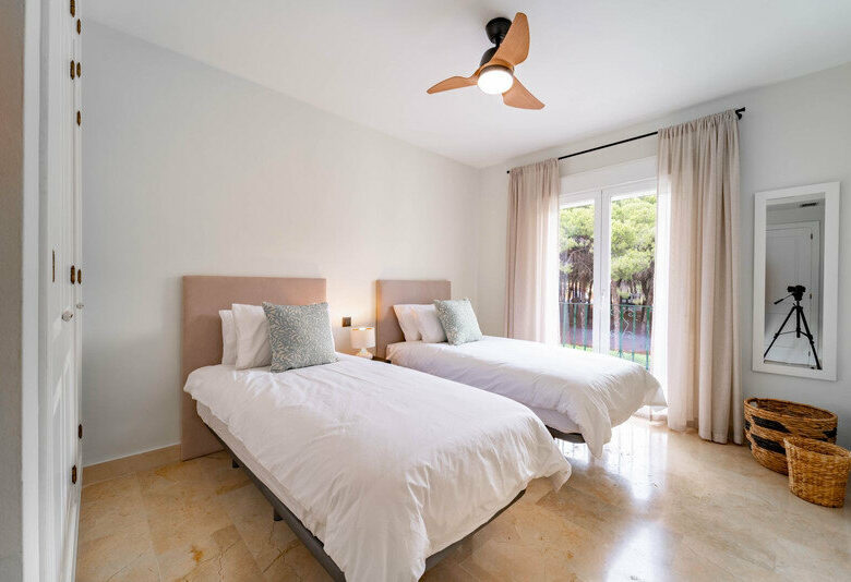 FOR SALE 🏡 Three-Bedroom Corner Apartment with Tourist Licence, Five Minutes from the Beach – New Golden Mile, Estepona 🇪🇸