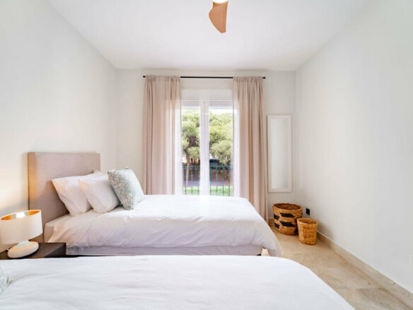 FOR SALE 🏡 Three-Bedroom Corner Apartment with Tourist Licence, Five Minutes from the Beach – New Golden Mile, Estepona 🇪🇸