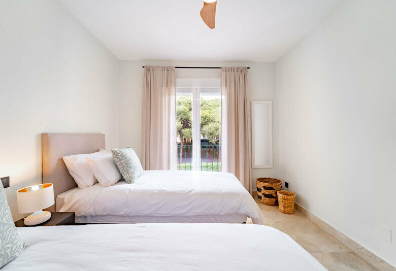 FOR SALE 🏡 Three-Bedroom Corner Apartment with Tourist Licence, Five Minutes from the Beach – New Golden Mile, Estepona 🇪🇸